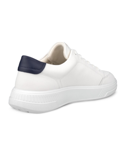 Move M white